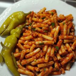 Domates Soslu Makarna Tarifi