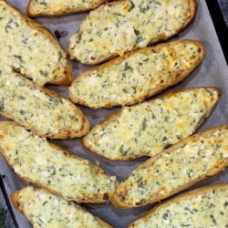 Fırında Peynirli Bayat Ekmek Tarifi