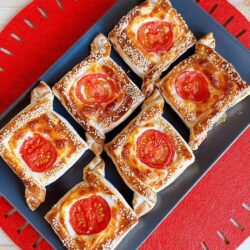 Kaşarlı Susamlı Milföy Börek