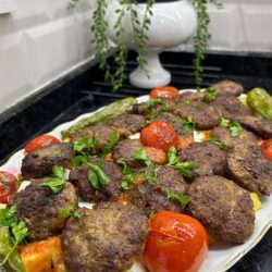 Patates Yatağında Soslu Köfte