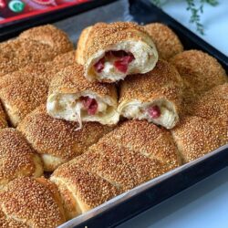 Sucuklu ve Kaşarlı Simit Poğaça Tarifi