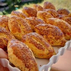 Dere Otlu Havuçlu Kıyır Poğaça Tarifi