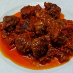Domates Soslu Köfte