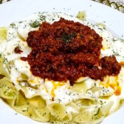 Kıymalı Yoğurtlu Soslu Makarna