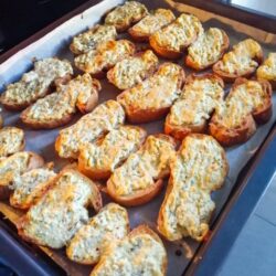 Peynirli Ekmek Dilimleri Tarifi