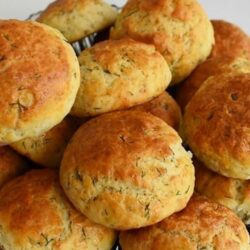 Yarım Saatte 1 Tepsi Dolusu Poğaça Tarifi