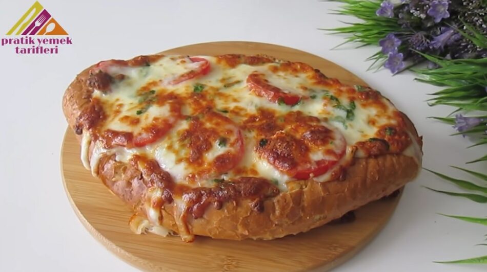 1 Adet Ekmek İle 10 Dakikada Pizza Tarifi