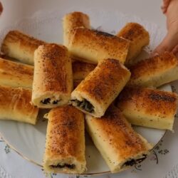 4 Beze İle 1 Tepsi Dolusu Börek Tarifi