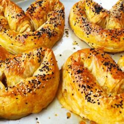4 Yufkadan 1 Tepsi Soğanlı Börek Tarifi