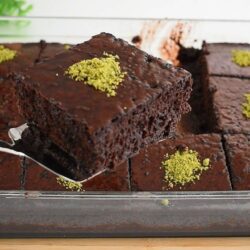Browni Tadında Bol Soslu Islak Kek Tarifi