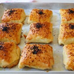 4 Yufkayla 1 Tepsi Dolusu Çıtır Zarf Böreği Tarifi