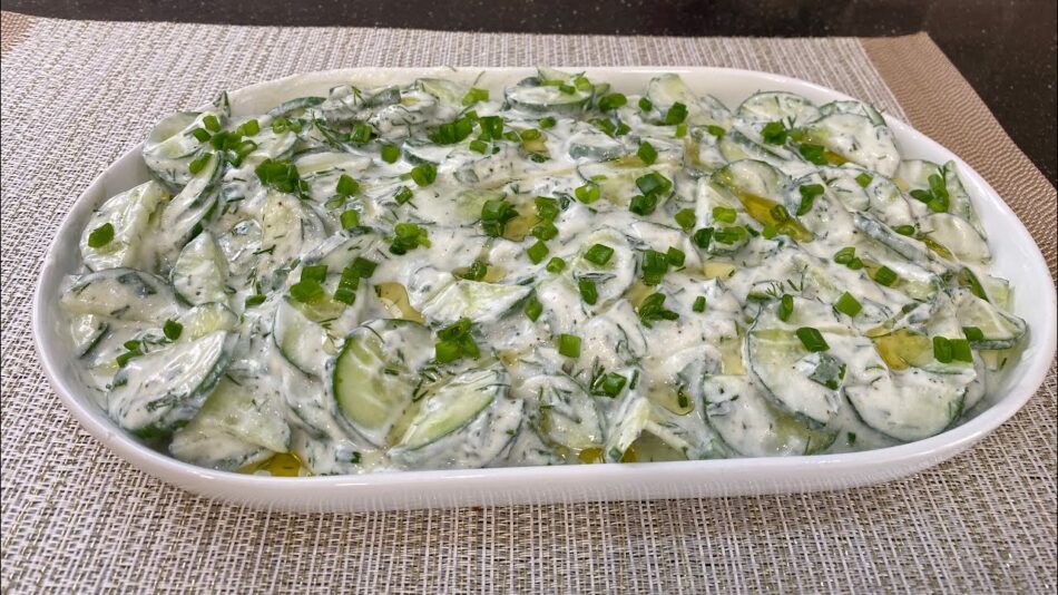 Bol Lezzetli Yoğurtlu Salatalık Salatası Tarifi