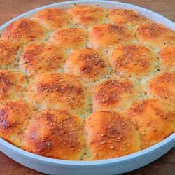 Pamuk Gibi Hamuruyla Soslu Börek Tarifi