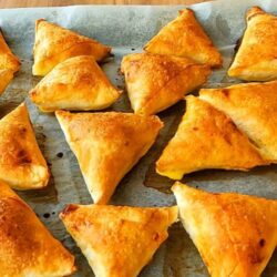 Sırrı Sosunda 5 Dakikada 1 Tepsi Börek Tarifi