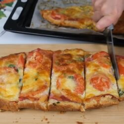 1 Ekmekle Sadece 5 Dakikada Çıtır Pizza Tarifi