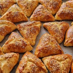 5 Dakikada Bayatlamayan Üçgen Poğaça Tarifi