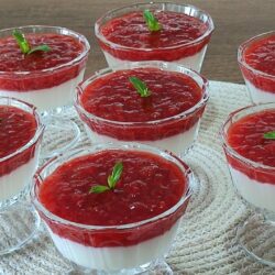 Çilek Soslu Sütlü Tatlı Tarifi