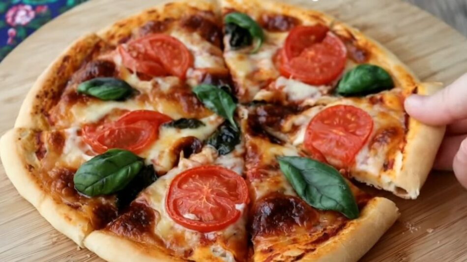 Ev Yapımı Gerçek İtalyan Pizza Tarifi