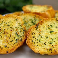 Fırında Sarımsaklı Tereyağlı Çıtır Ekmek Tarifi