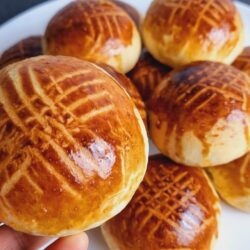 Hem Gevrek Hem Yumuşacık Karaköy Poğaçası Tarifi