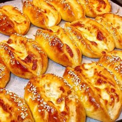 Kendini Mayalı Sanan Yumuşacık Poğaça Tarifi