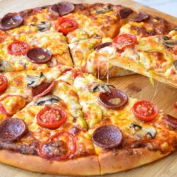 İncecik Hamuruyla Bol Malzemeli Pizza Tarifi