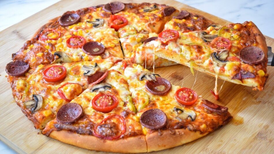 İncecik Hamuruyla Bol Malzemeli Pizza Tarifi