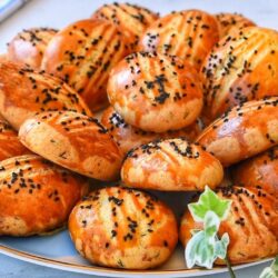 10 Dakikada 1 Tepsi Yumuşacık Poğaça Tarifi