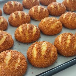 10 Dakikada Susamlı Simit Poğaça Tarifi