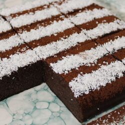 10 Dakikada Sütlü İrmik Tatlısı Tarifi