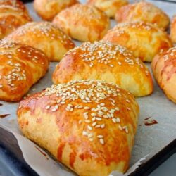 Kıyır Kıyır Ağızda Dağılan Mayasız Poğaça Tarifi