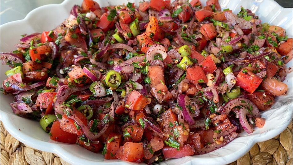 Sırrı Sosunda Soğan Salatası Tarifi