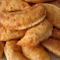 Asla Yağ Çekmeyen İçi Sulu Sulu Çiğ Börek Tarifi