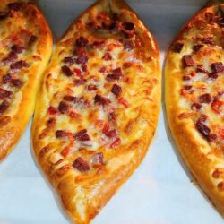 Yumuşacık Hamuruyla Kaşarlı Sucuklu Pide Tarifi