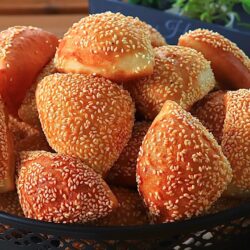 Asla Yağ Çekmeyen Mayalı Susamlı Pişi Tarifi