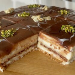 İpek Gibi Kremasıyla Bisküvili Pasta Tarifi