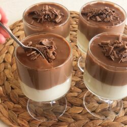 Tam Kıvamında İki Renkli Sütlü Tatlı Tarifi