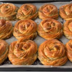 Yumuşacık Hamuruyla Ispanaklı Börek Tarifi