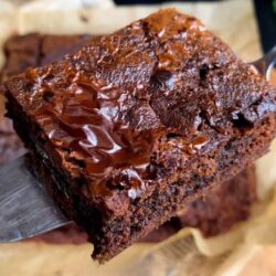 15 Dakikada Yumuşacık Browni Kek Tarifi