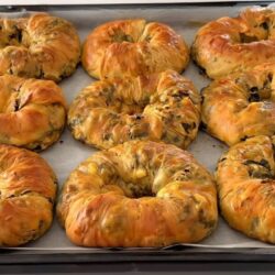 El Açması Bol Lezzetli Ispanaklı Börek Tarifi