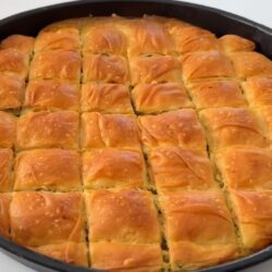El Açması Kat Kat Tepsi Böreği Tarifi