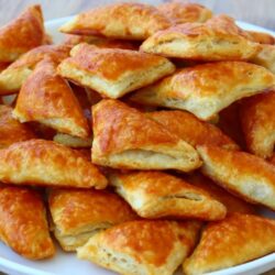 El Açması Peynirli Üçgen Börek Tarifi
