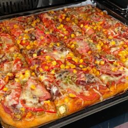 Ev Yapımı Tepsi Pizzası Tarifi