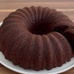 1 Paket Çikolata Sosuyla Yumuşacık Kek Tarifi