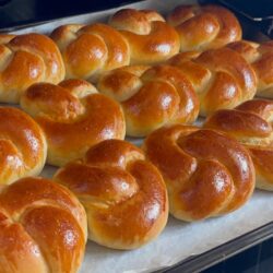 Az Malzemeli Yumuşacık Mayalı Poğaça Tarifi