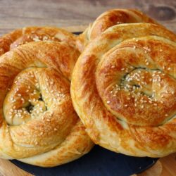 Çiğ Ispanaklı El Açması Katmer Börek Tarifi