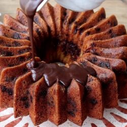 Çikolata Parçacıklı Çikolata Soslu Kek Tarifi