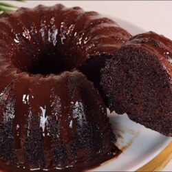 Sufle Tadında Bol Çikolatalı Kek Tarifi