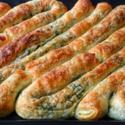 10 Dakikada Ispanaklı Çıtır Börek Tarifi