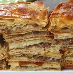 2 Beze İle 1 Tepsi Çıtır Börek Tarifi